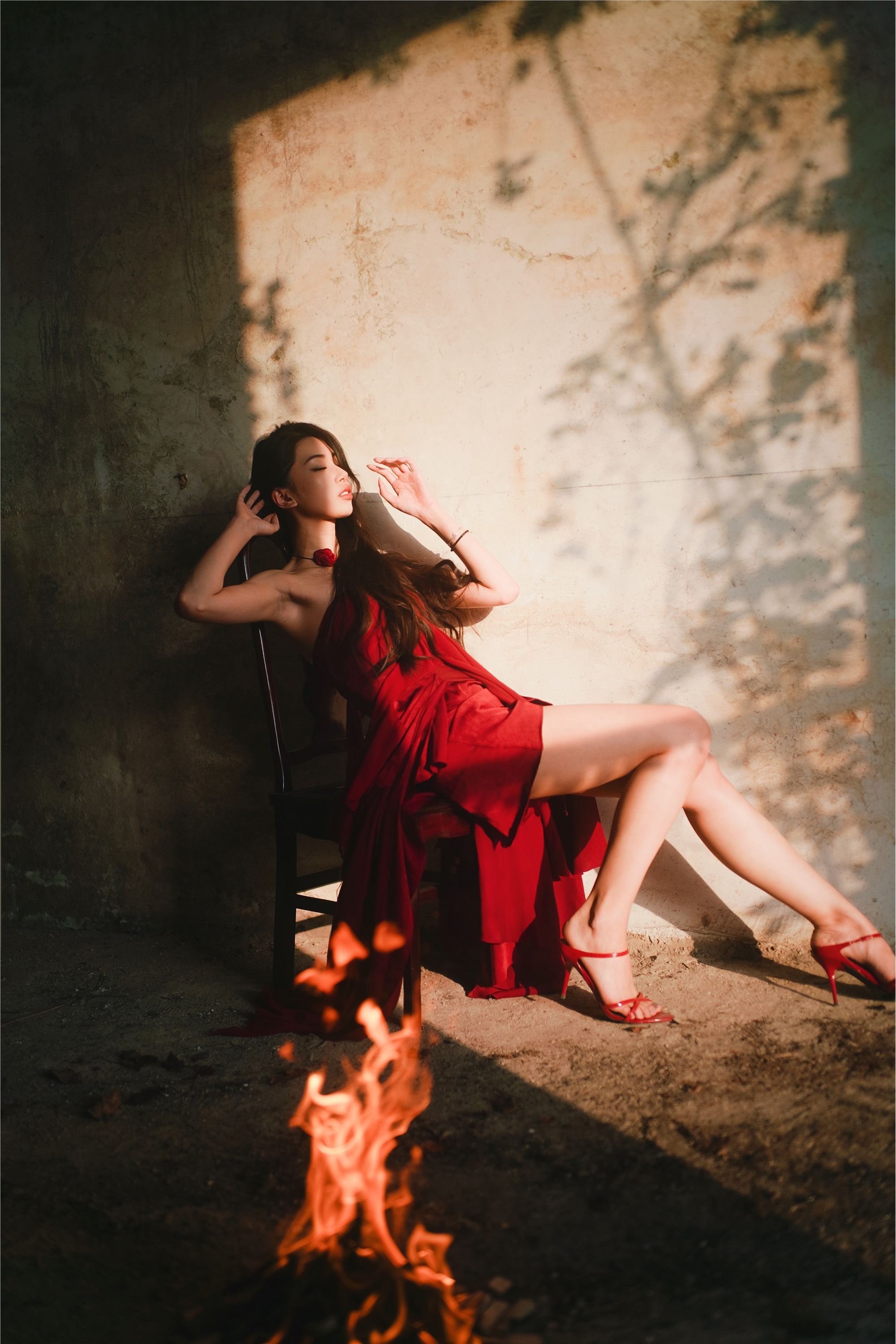 YITUYU艺图语 2025.01.15 魅力火玫瑰，少女璀璨之光 Liya